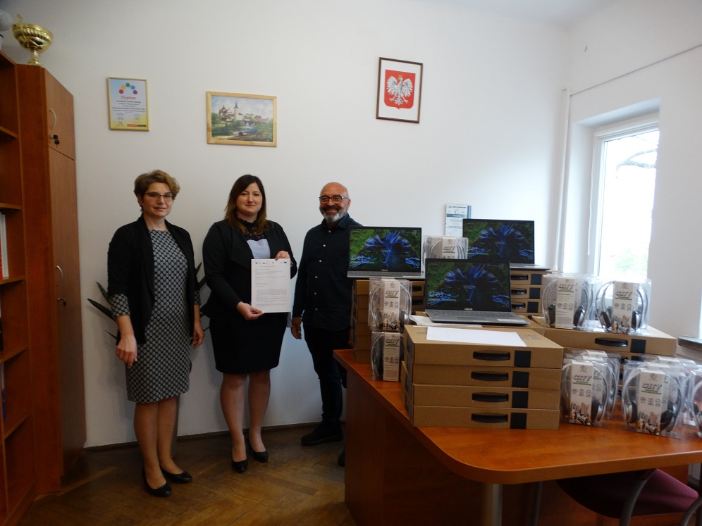 przekazanie laptopów do szkoły w Łaszczowie